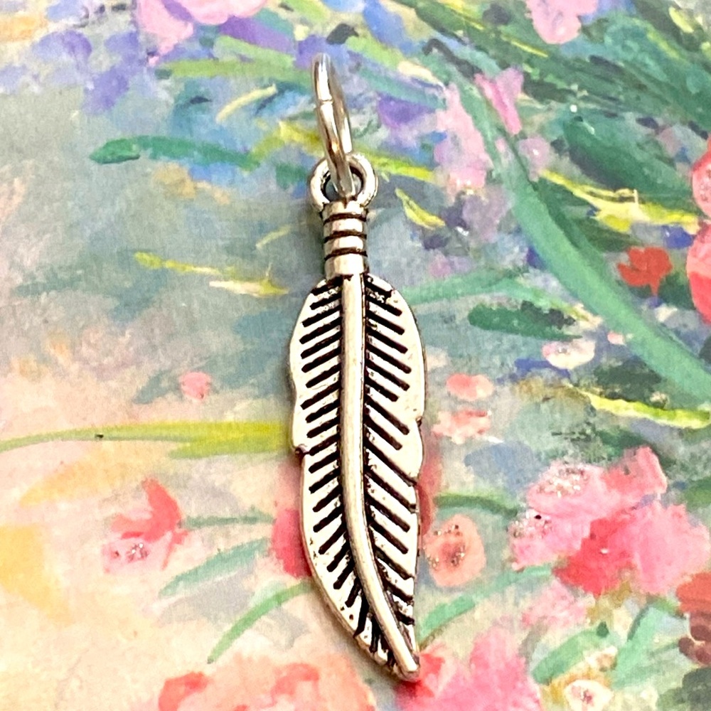 5/$10❤️❤️❤️NEW TIBETAN SILVER FEATHER CHARM PENDANT